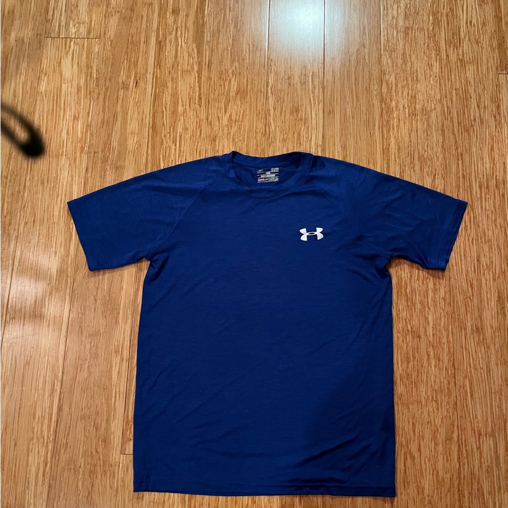 Under Armour Loose Fit small heat gear. EUC